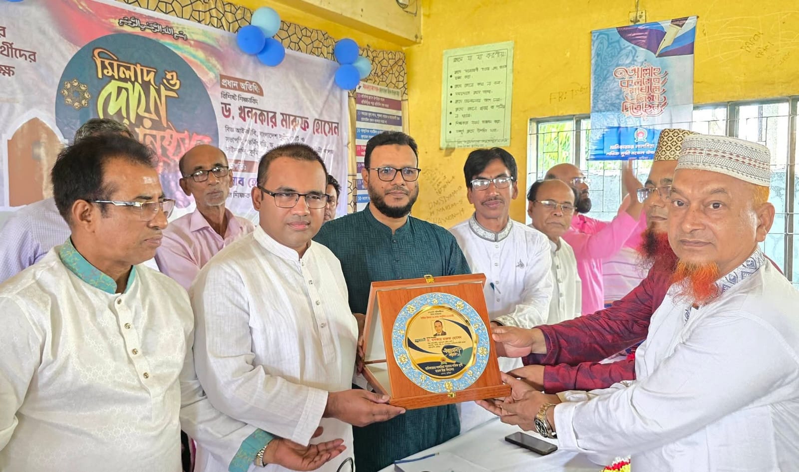 সম্মাননা ক্রেস্ট উপহার